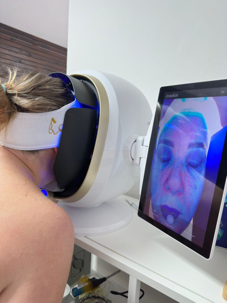 קוסמטיקאית מוסמכת מבצעת טיפול פנים מקצועי